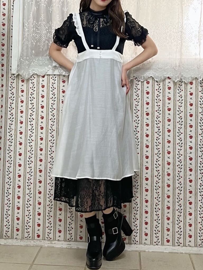 ホワイト系のワンピース、ブラック系のパンプスを着用したレディースの夏コーディネートの2枚目の写真