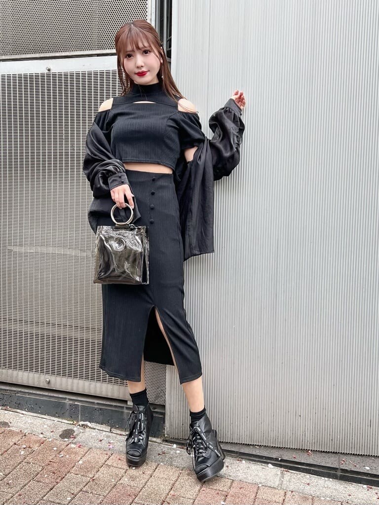 ブラック系のシャツ/ブラウス、ブラック系のスカート、ブラック系のサンダルを着用したレディースの春コーディネートの3枚目の写真