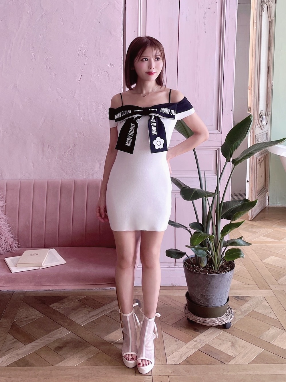 ホワイト系のワンピース、ホワイト系のサンダルを着用したレディースの春コーディネートの3枚目の写真