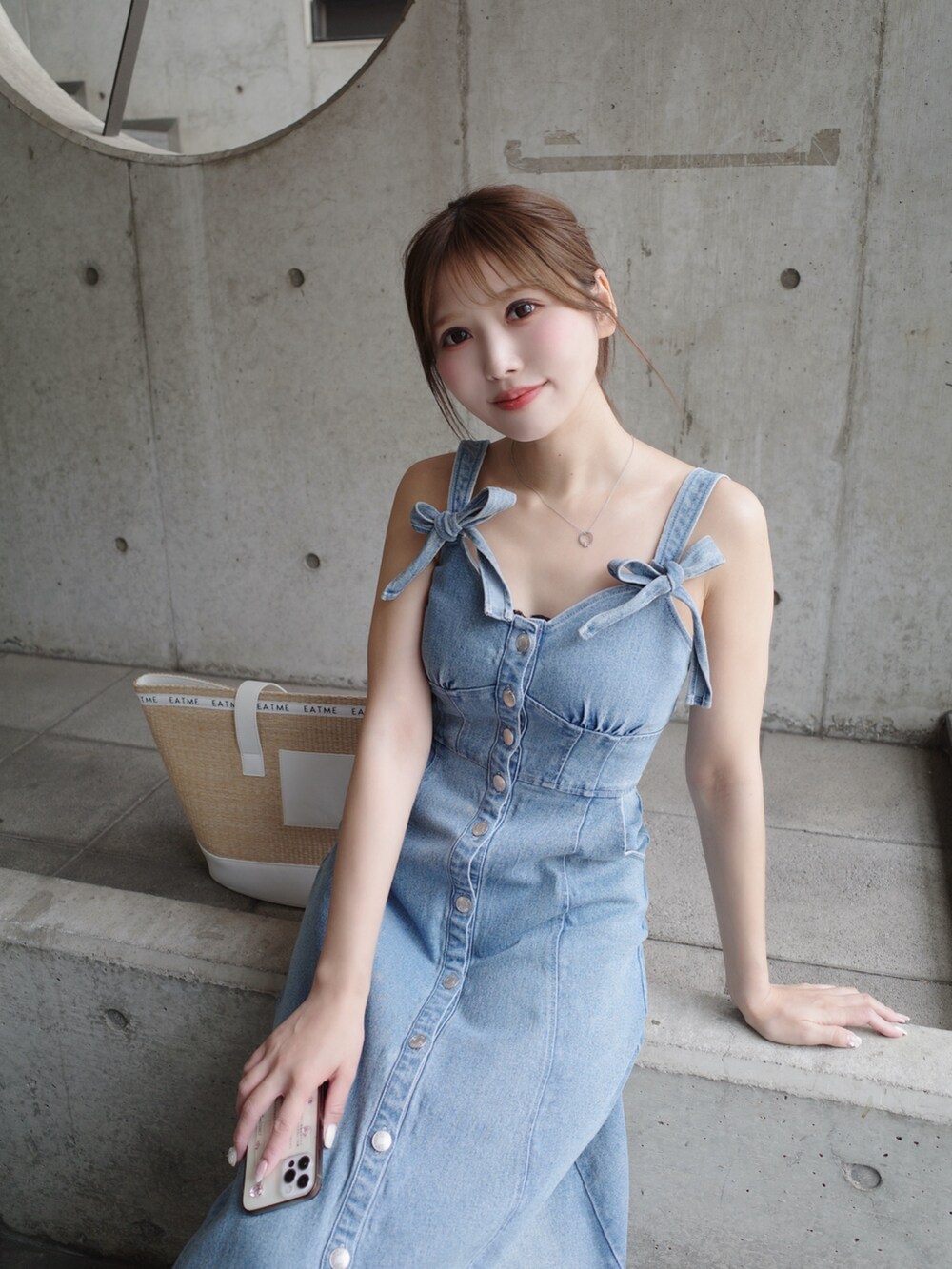 ホワイト系のトートバッグ、イエロー系のパンプス、ブルー系のワンピースを着用したレディースの夏コーディネートの4枚目の写真