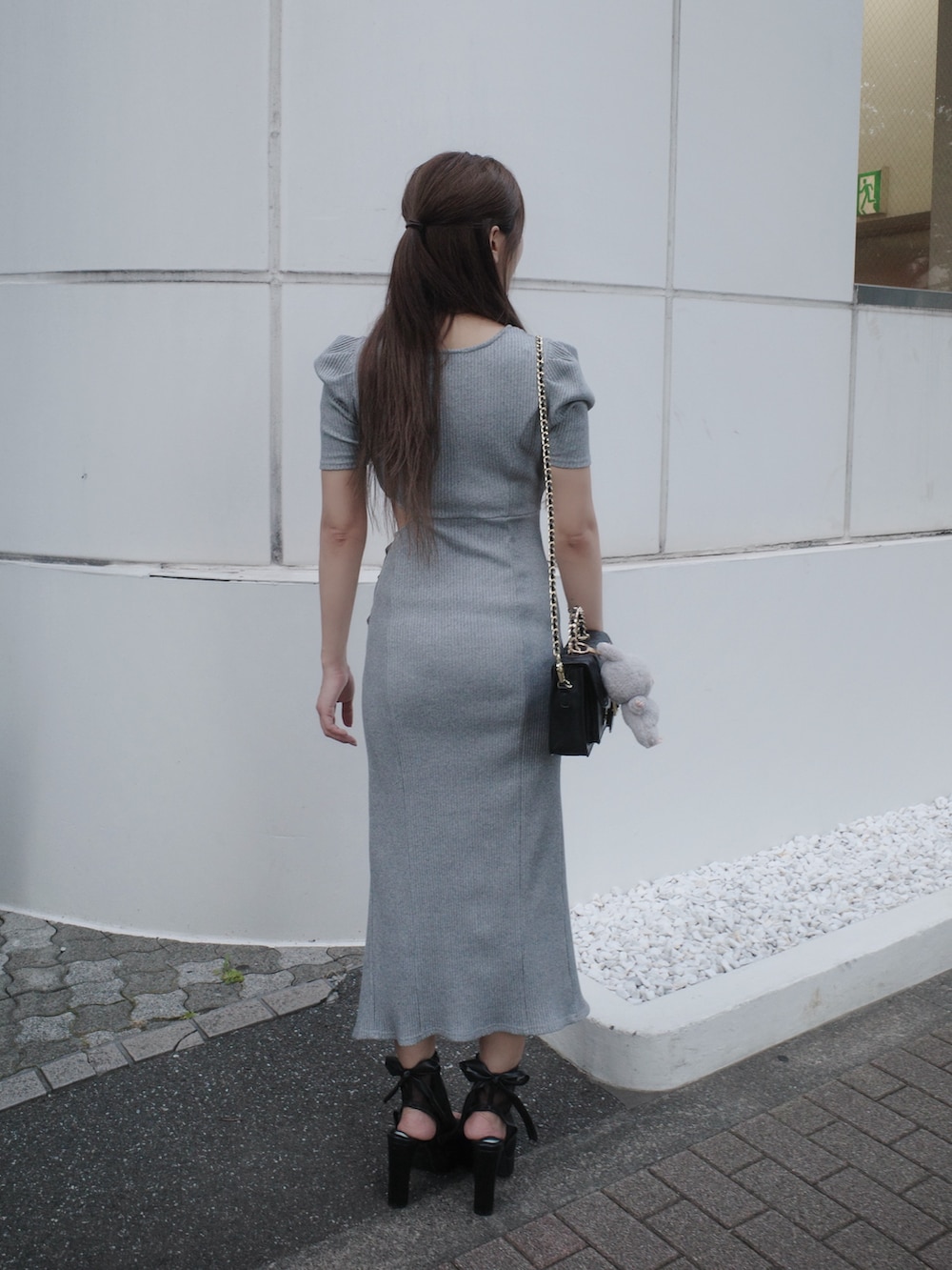 グレー系のワンピース、ブラック系のサンダルを着用したレディースの夏コーディネートの3枚目の写真