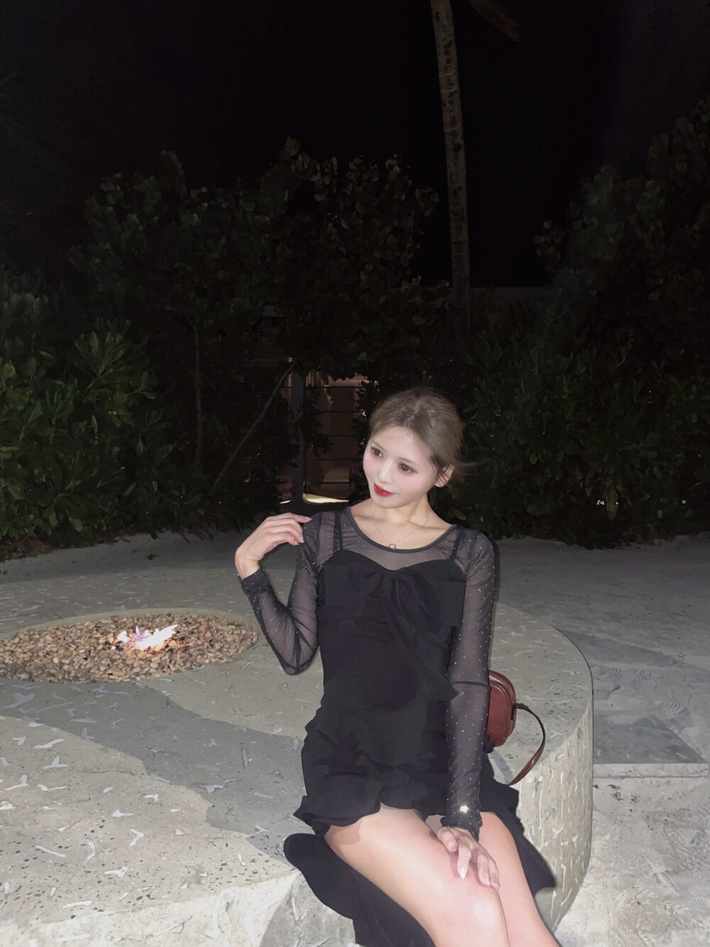 ブラック系のワンピース、ブラック系のTシャツ/カットソーを着用したレディースの夏コーディネートの3枚目の写真