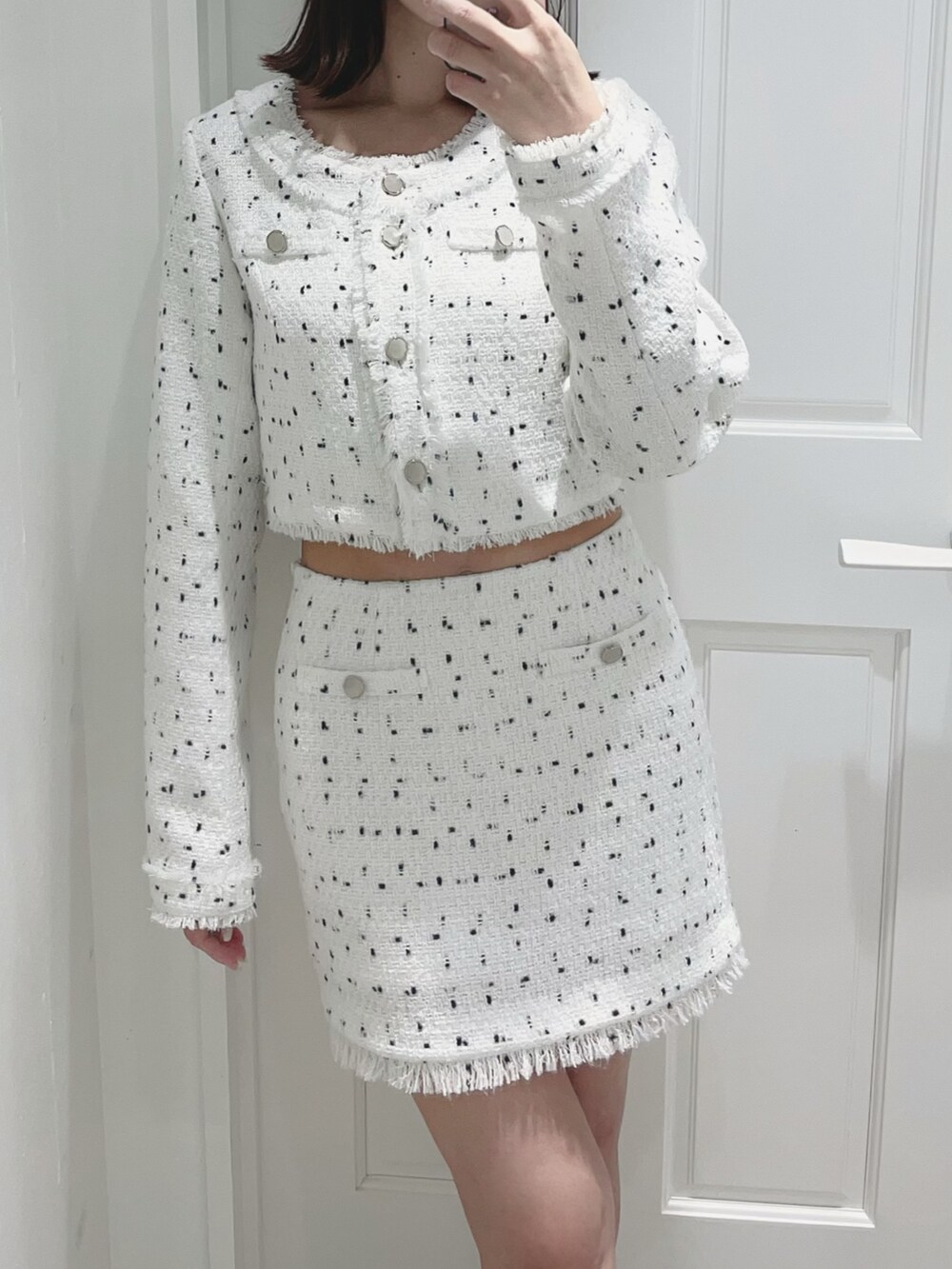 ホワイト系のスカート、ホワイト系のテーラードジャケットを着用したレディースの冬コーディネートの3枚目の写真