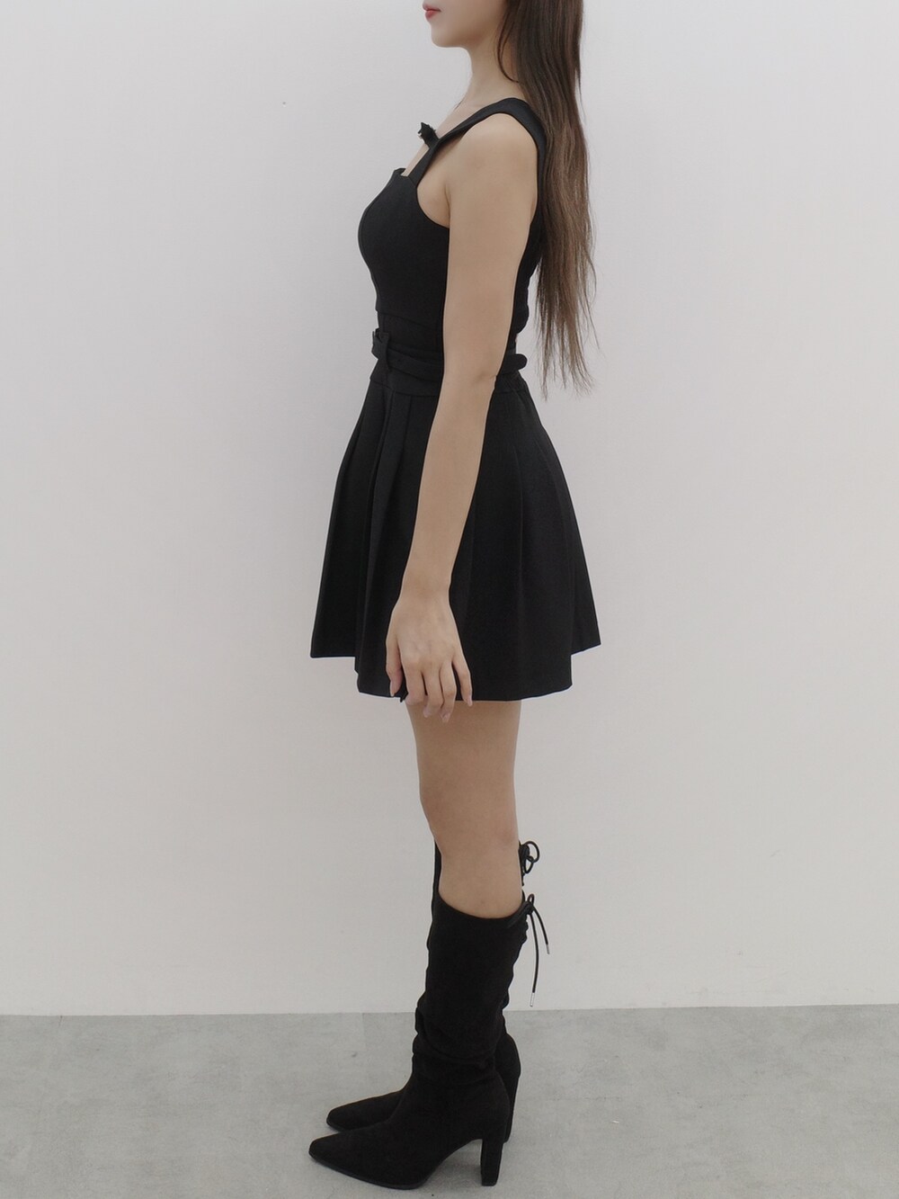 その他のブーツ、ブラック系のワンピースを着用したレディースの夏コーディネートの4枚目の写真