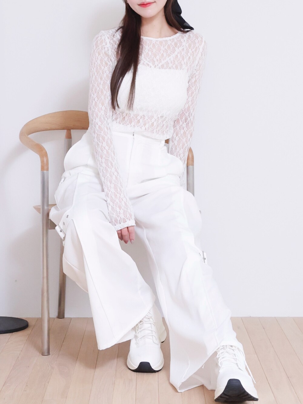 ホワイト系のTシャツ/カットソー、ホワイト系のその他パンツ、ホワイト系のブーツを着用したレディースの春コーディネートの4枚目の写真