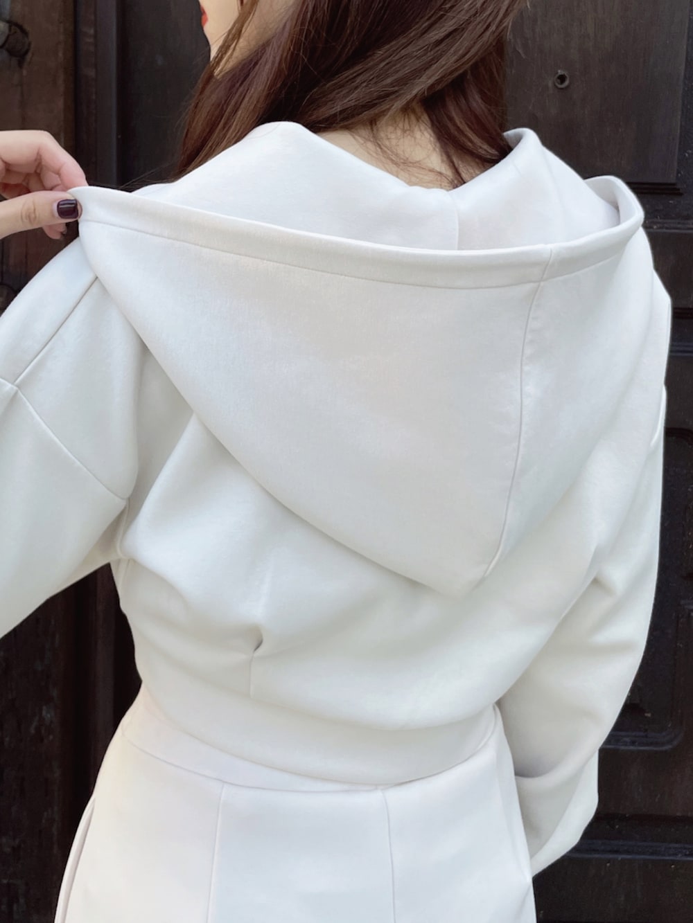 ホワイト系のパーカー、ホワイト系のその他パンツ、ブラック系のサンダルを着用したレディースの冬コーディネートの8枚目の写真