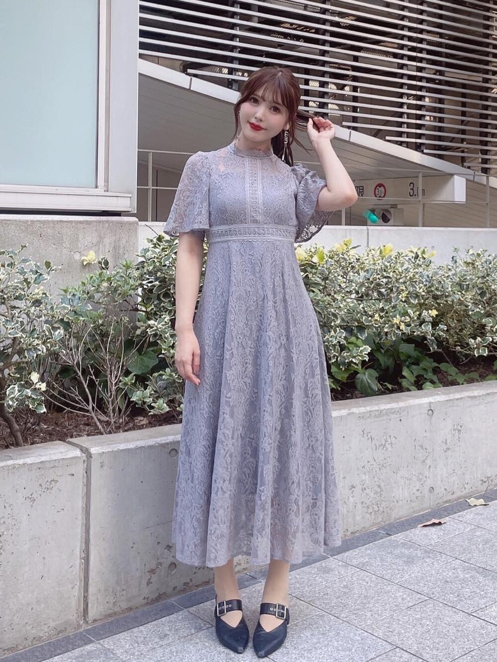 ブラック系のワンピース、ブラック系のパンプスを着用したレディースの夏コーディネートの2枚目の写真