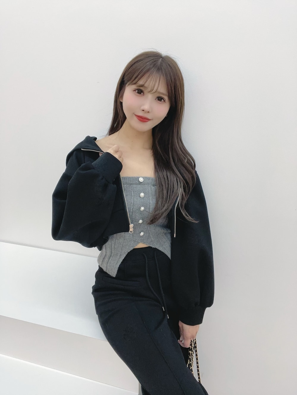 ブラック系のパーカー、ブラック系のバックパック/リュック、グレー系のニット/セーターを着用したレディースの冬コーディネートの6枚目の写真