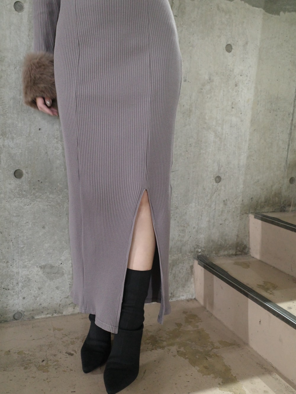 ブラウン系のワンピース、ブラック系のショルダーバッグ、ブラック系のブーツを着用したレディースの秋コーディネートの7枚目の写真