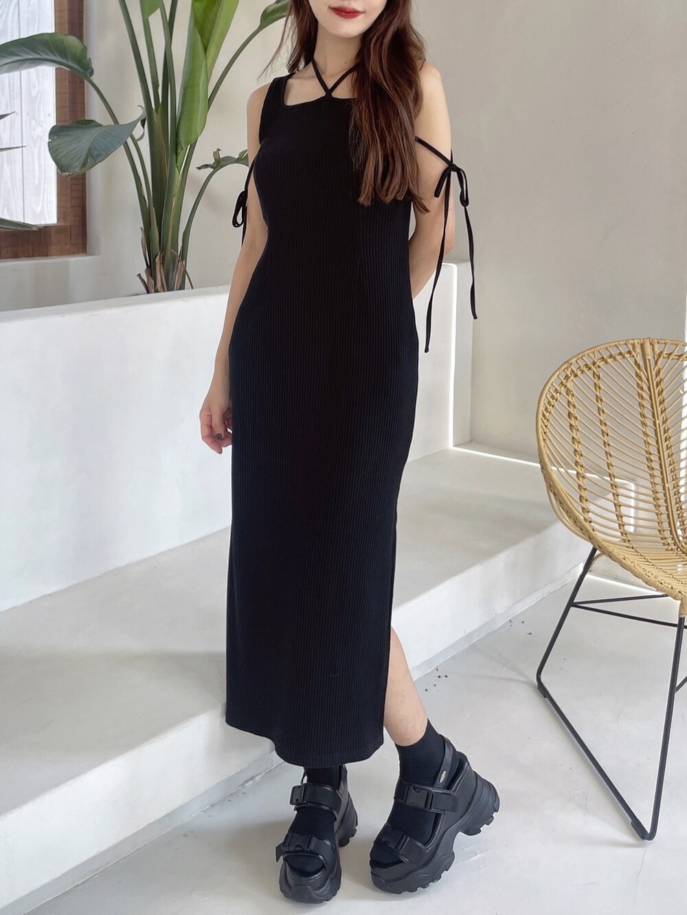 ブラック系のワンピース、ブラック系のサンダルを着用したレディースの春コーディネートの2枚目の写真