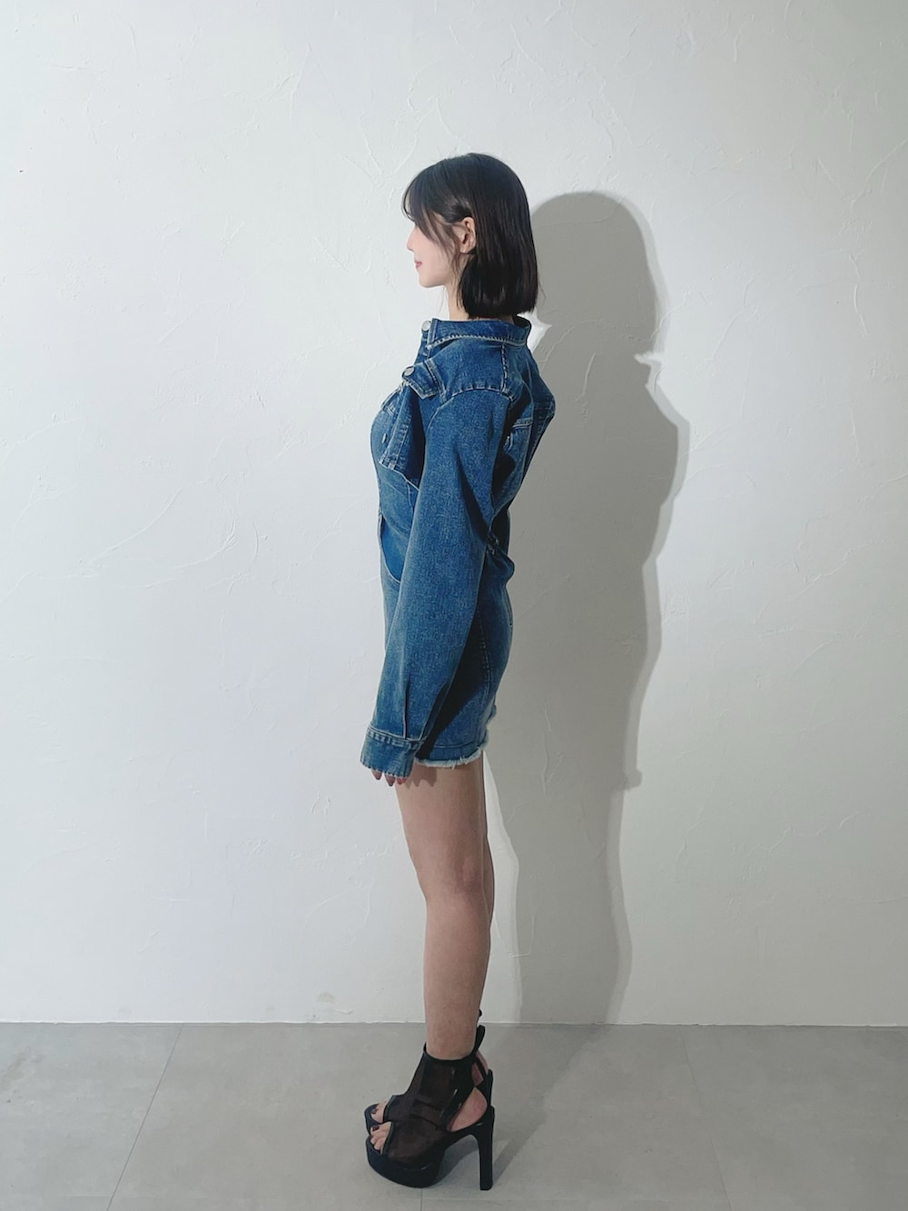 ブラック系のサンダル、ブルー系のワンピースを着用したレディースの春コーディネートの4枚目の写真