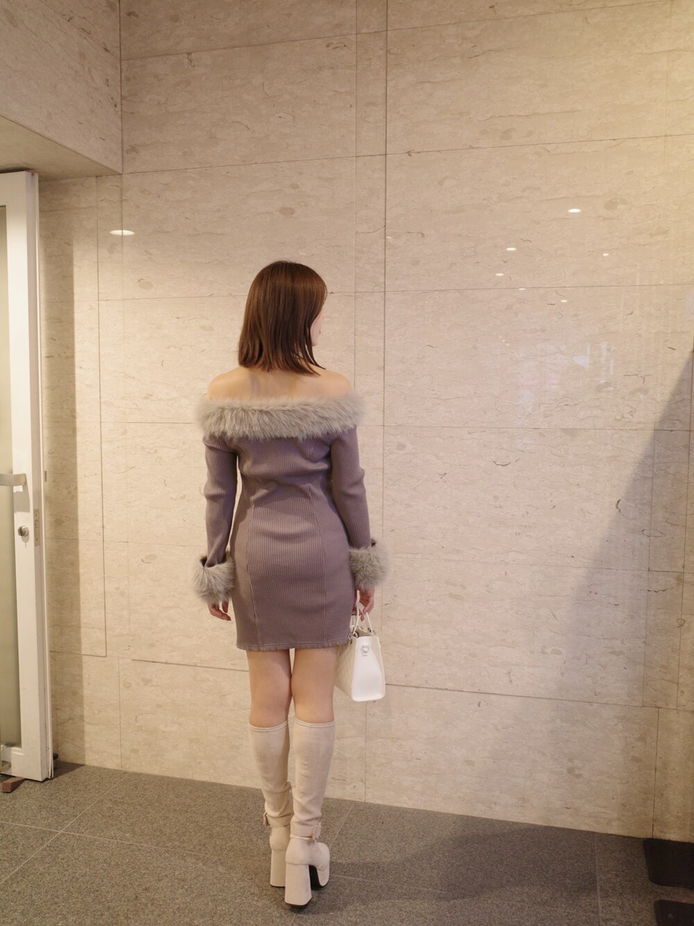 ブラウン系のワンピース、ホワイト系のハンドバッグ、ホワイト系のブーツを着用したレディースの秋コーディネートの6枚目の写真