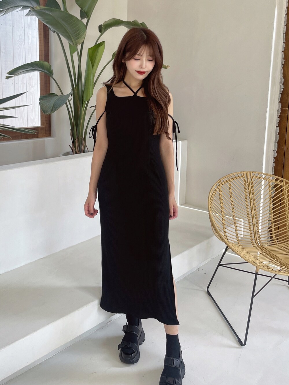 ブラック系のワンピース、ブラック系のサンダルを着用したレディースの春コーディネートの8枚目の写真