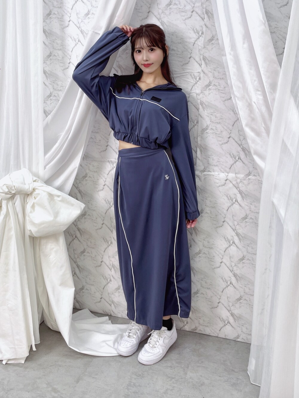 ブルー系のナイロンジャケット、ブルー系のスカートを着用したレディースの秋コーディネートの3枚目の写真