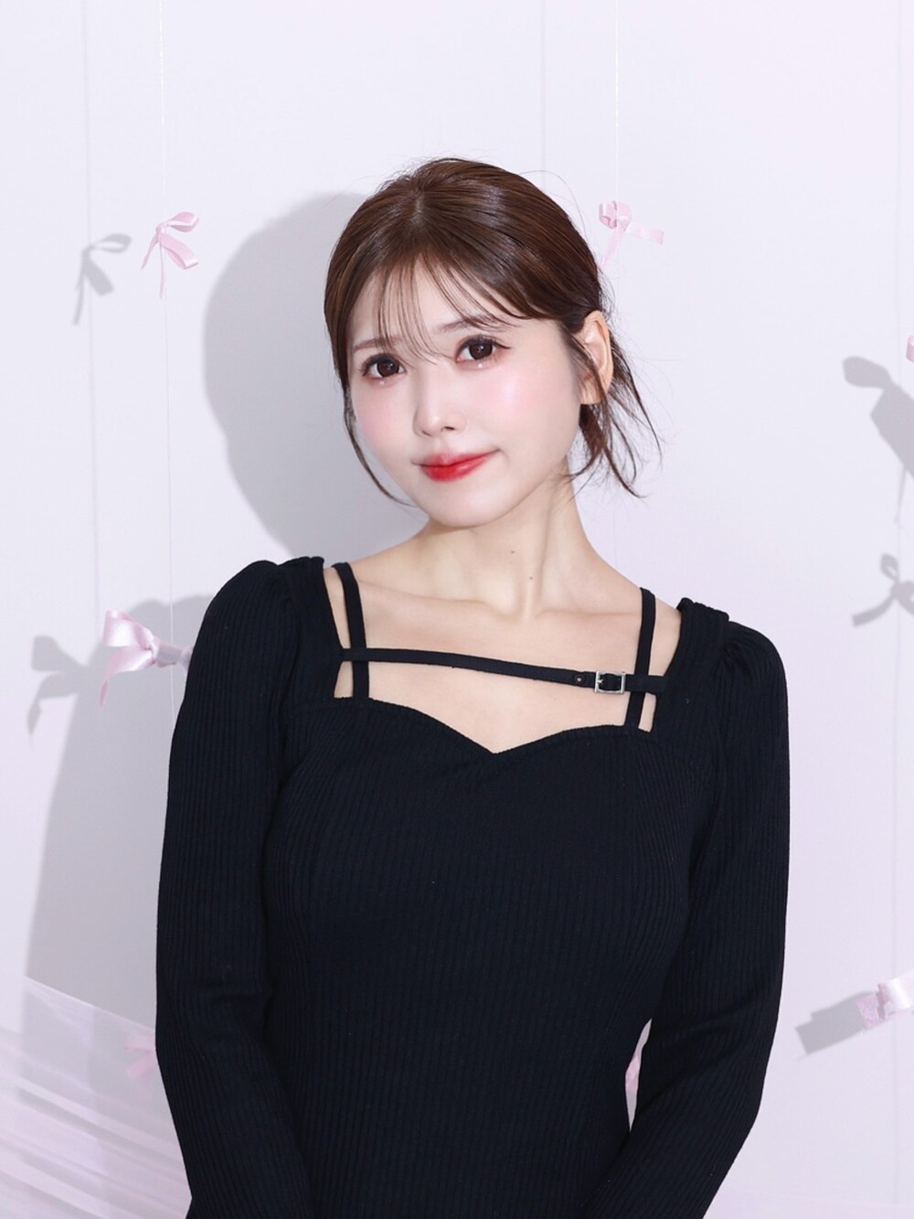 ブラック系のワンピース、ブラック系のパンプスを着用したレディースの冬コーディネートの4枚目の写真