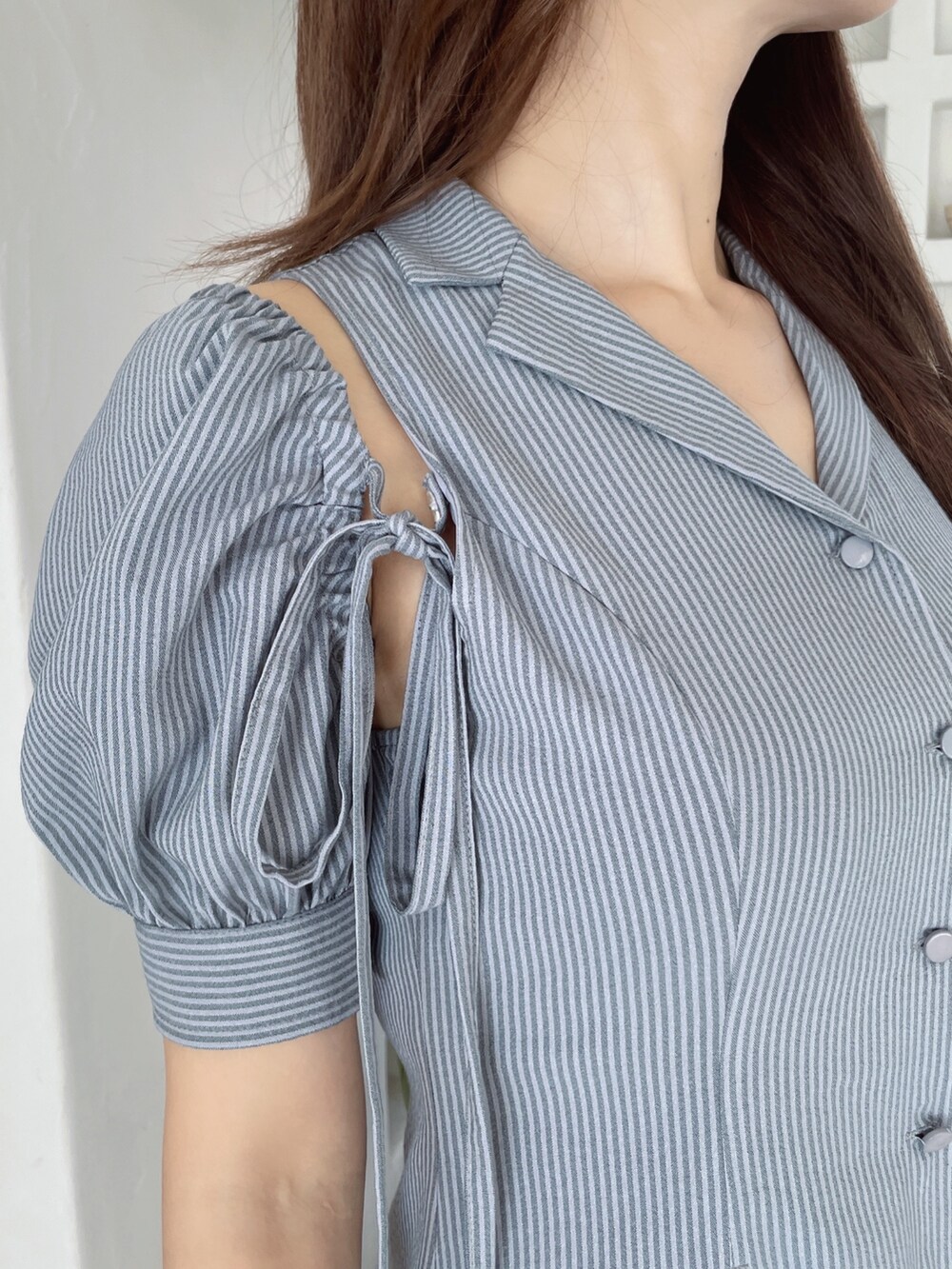 ブルー系のワンピース、ブルー系のサンダルを着用したレディースの冬コーディネートの7枚目の写真