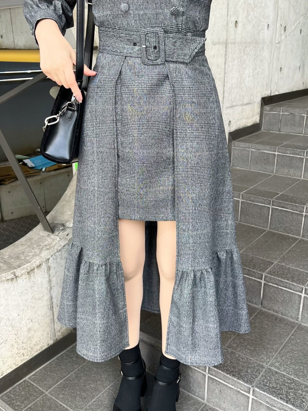 その他のワンピース、ブラック系のパンプス、ブラック系のショルダーバッグを着用したレディースの秋コーディネートの5枚目の写真