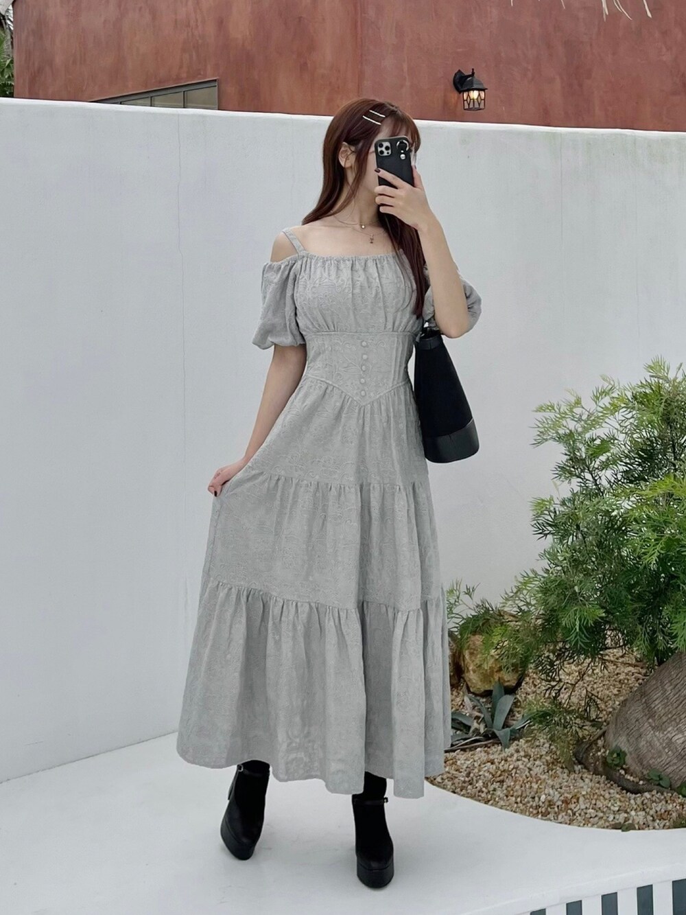 グリーン系のワンピース、ブラック系のパンプスを着用したレディースの春コーディネートの9枚目の写真