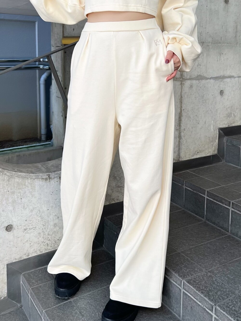 ホワイト系のパーカー、ホワイト系のその他パンツ、その他のブーツを着用したレディースの秋コーディネートの7枚目の写真