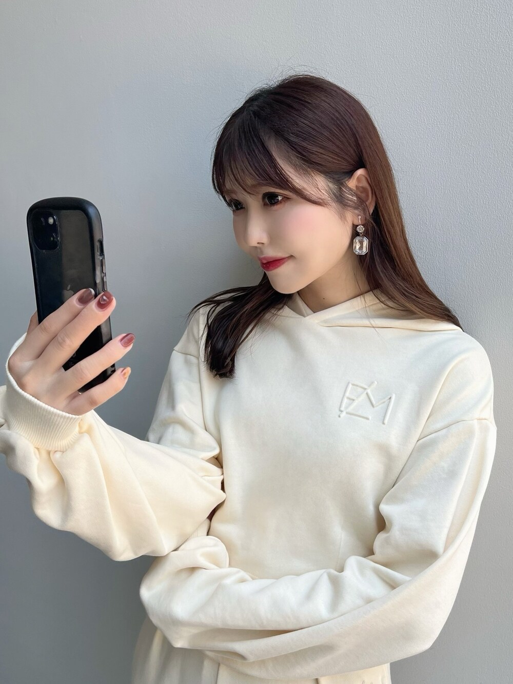 ホワイト系のパーカー、ホワイト系のその他パンツ、その他のブーツを着用したレディースの秋コーディネートの8枚目の写真