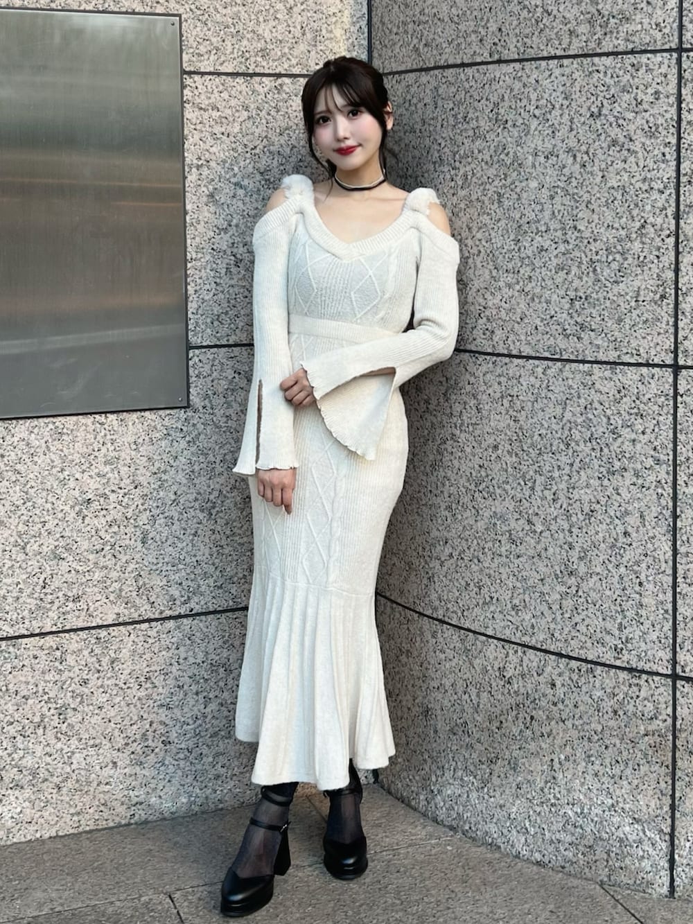 ホワイト系のワンピース、ブラック系のパンプス、ブラック系のストール/ショールを着用したレディースの秋コーディネートの4枚目の写真