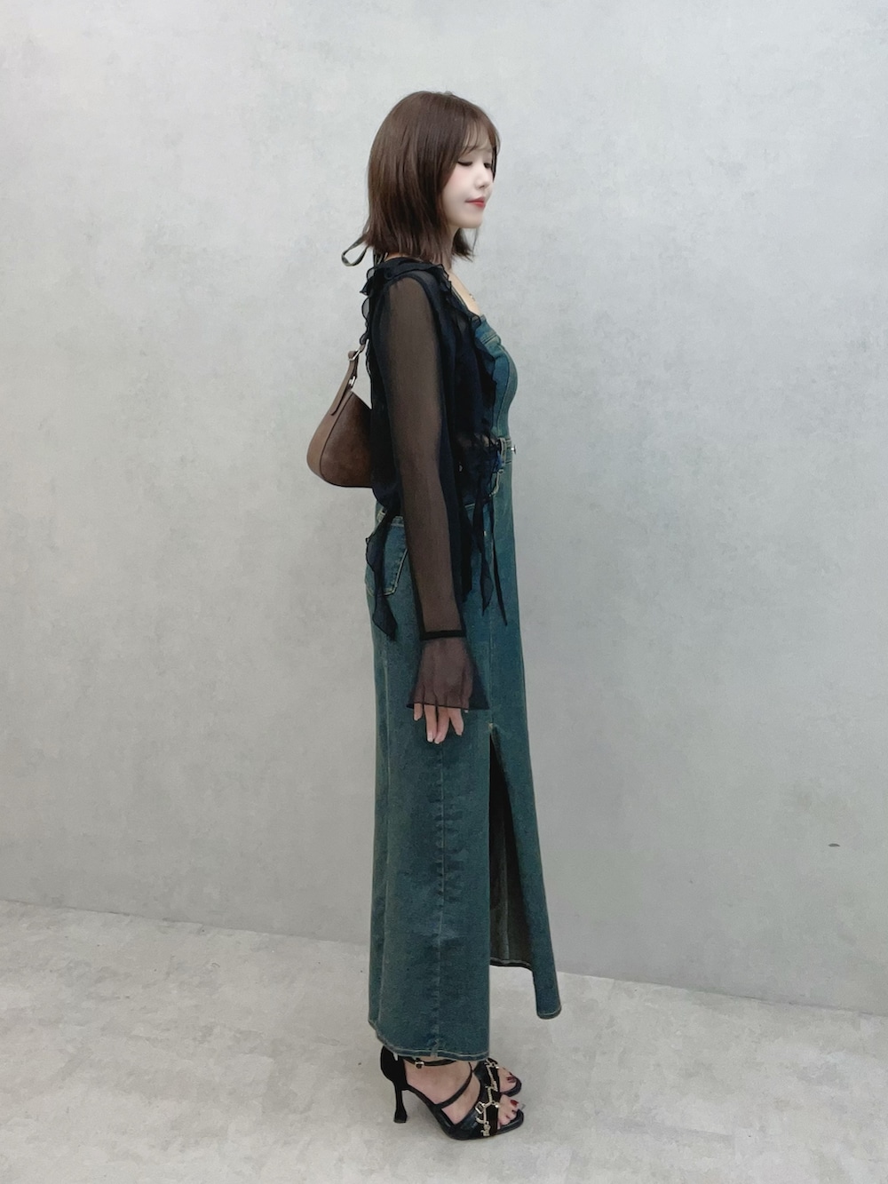 ブラック系のサンダル、ブルー系のワンピース、ブラウン系のショルダーバッグを着用したレディースの秋コーディネートの2枚目の写真