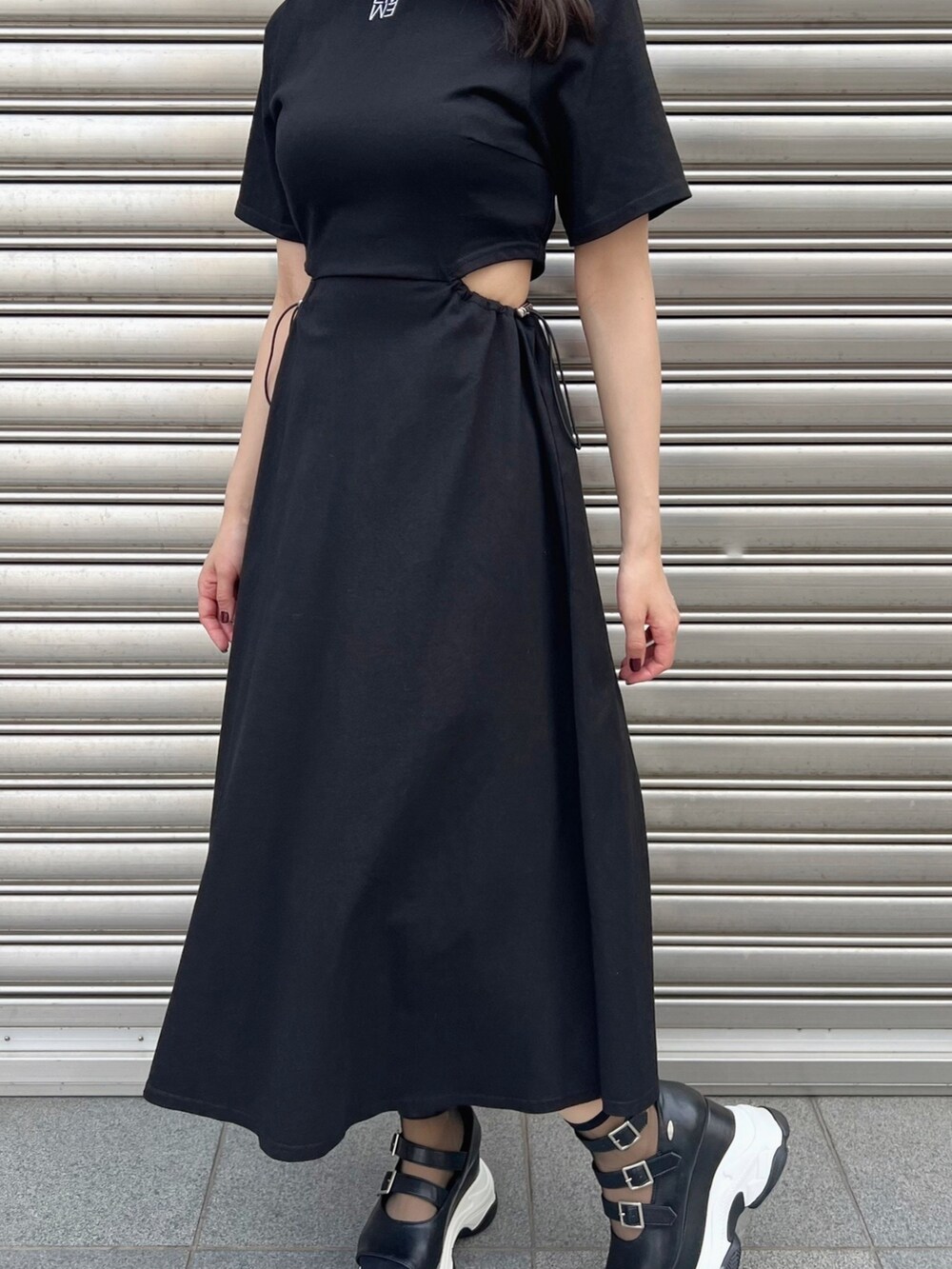 ブラック系のワンピース、その他のサンダルを着用したレディースの夏コーディネートの4枚目の写真