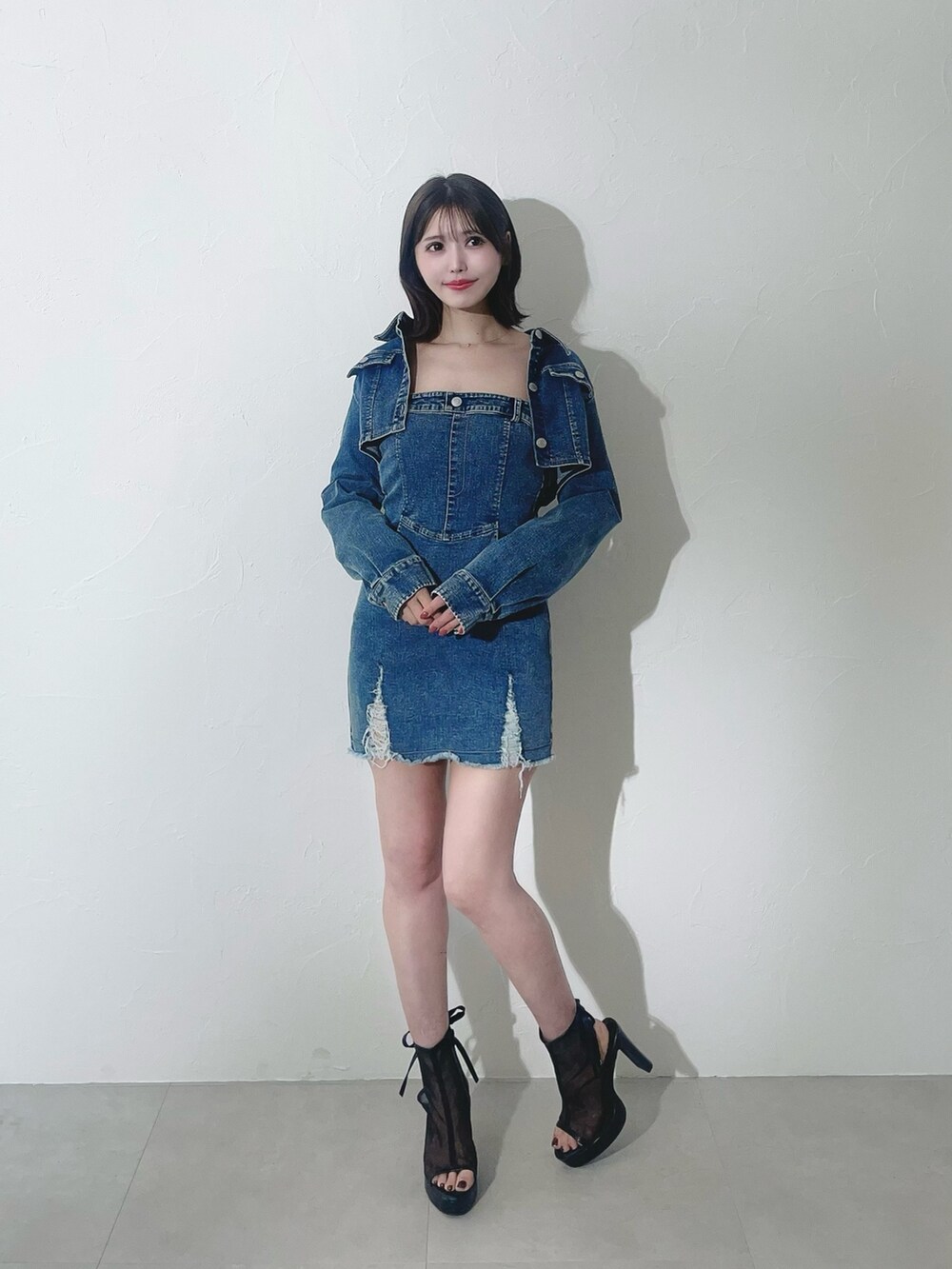 ブラック系のサンダル、ブルー系のワンピースを着用したレディースの春コーディネートの3枚目の写真