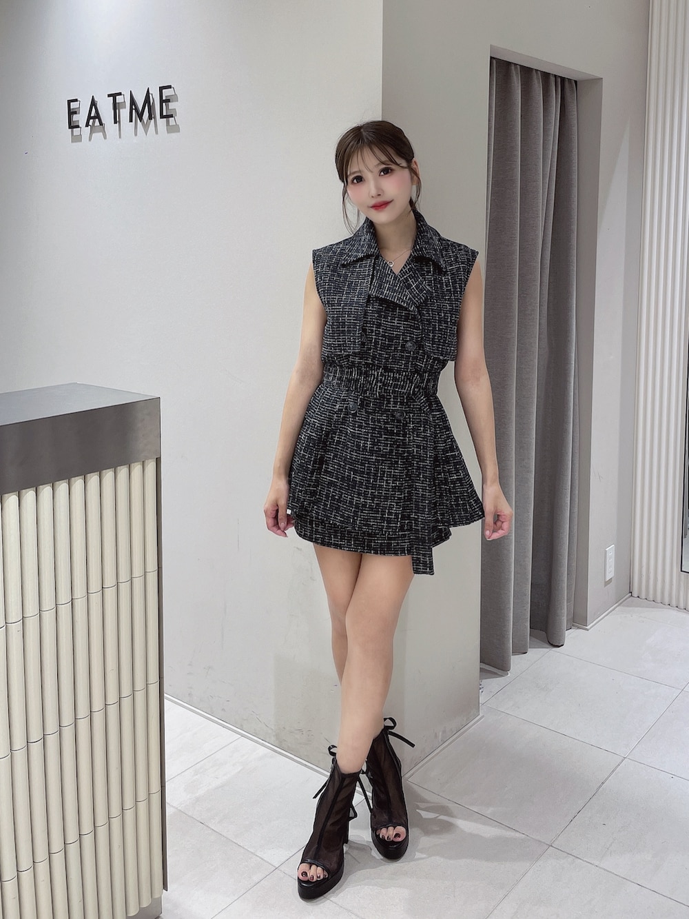 ブラック系のつなぎ/オールインワン、ブラック系のサンダルを着用したレディースの春コーディネートの2枚目の写真