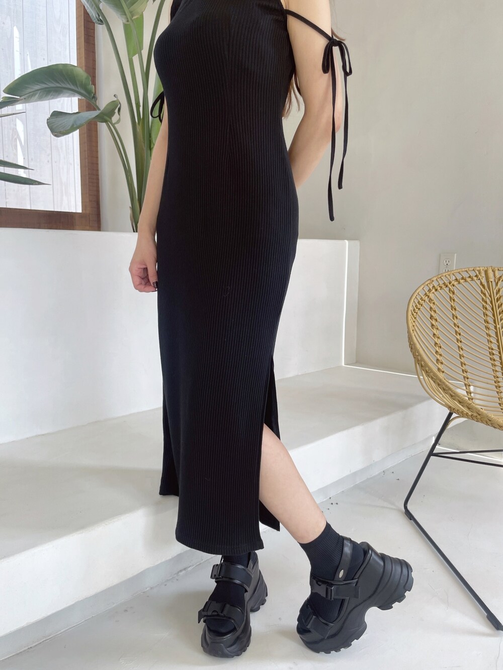 ブラック系のワンピース、ブラック系のサンダルを着用したレディースの春コーディネートの5枚目の写真