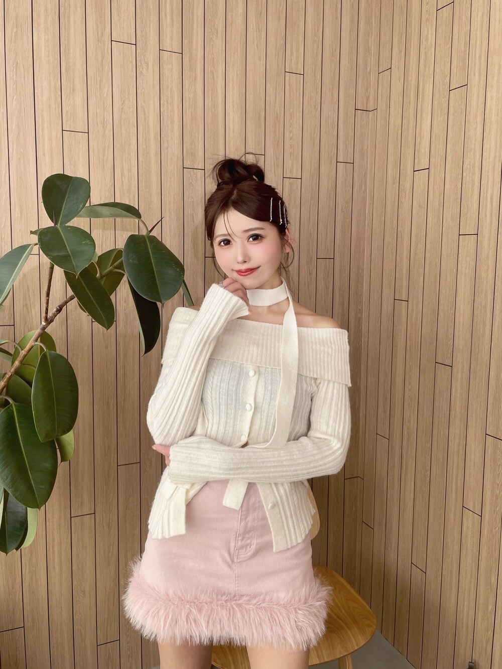 ホワイト系のニット/セーター、ホワイト系のブーツ、ピンク系のデニムスカートを着用したレディースの秋コーディネートの9枚目の写真