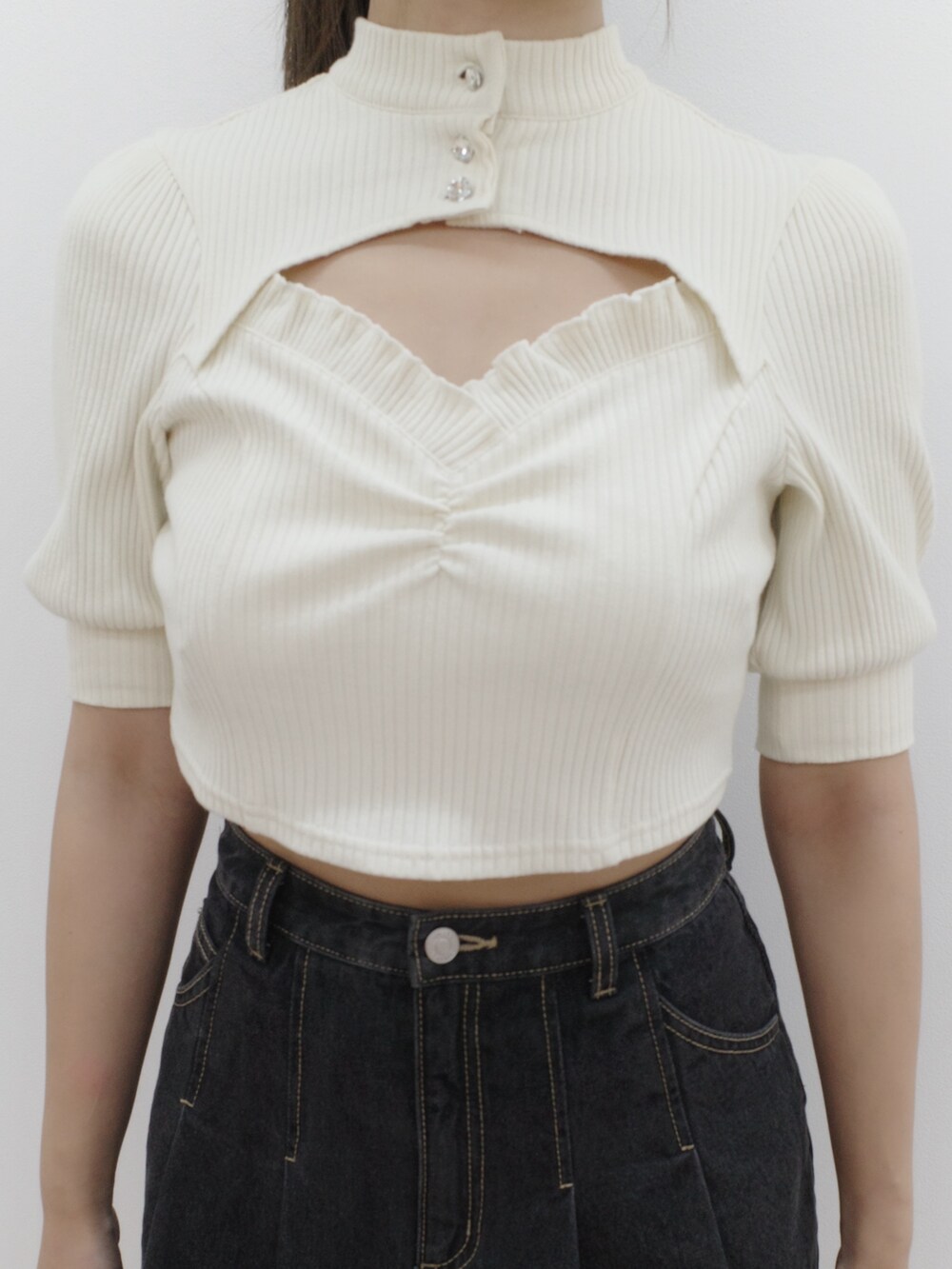 ブラック系のデニムスカート、ホワイト系のTシャツ/カットソーを着用したレディースの夏コーディネートの6枚目の写真