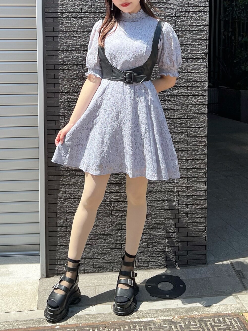 ブルー系のワンピース、ブラック系のサンダル、ブラック系のバレッタ/ヘアクリップを着用したレディースの春コーディネートの3枚目の写真