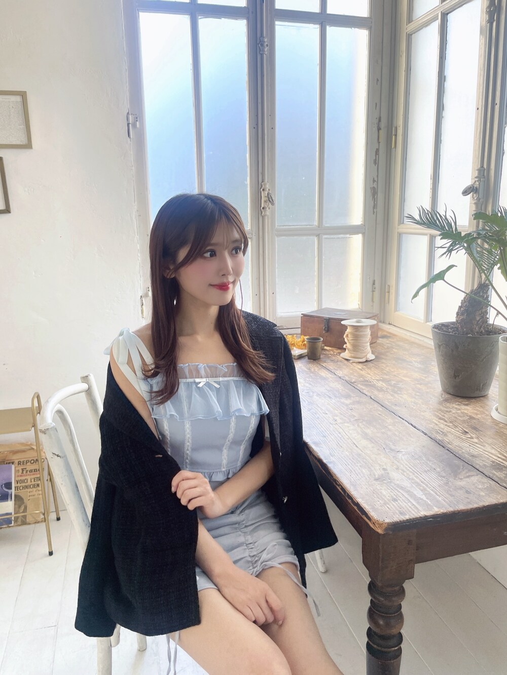 ブルー系のキャミソール、ブルー系のスカート、ホワイト系のサンダルを着用したレディースの春コーディネートの7枚目の写真