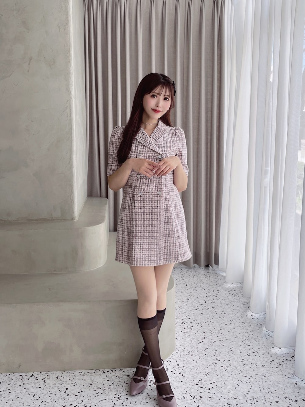 ベージュ系のワンピースを着用したレディースの春コーディネートの5枚目の写真