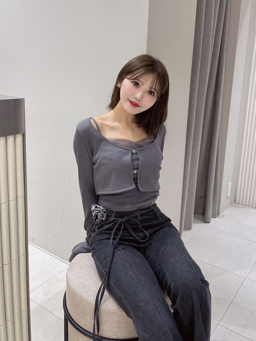 グレー系のTシャツ/カットソー、ブラック系のデニムパンツ、ブラック系のサンダルを着用したレディースの春コーディネートの3枚目の写真