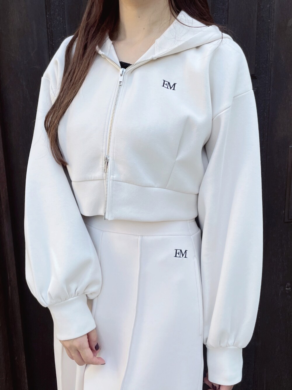 ホワイト系のパーカー、ホワイト系のその他パンツ、ブラック系のサンダルを着用したレディースの冬コーディネートの6枚目の写真