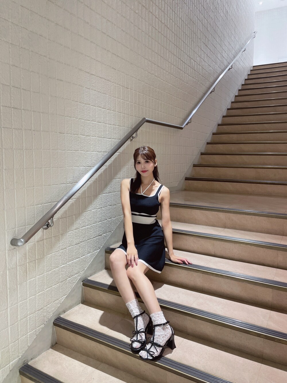 ブラック系のサンダル、ブラック系のワンピース、ホワイト系のソックス/靴下を着用したレディースの夏コーディネートの8枚目の写真