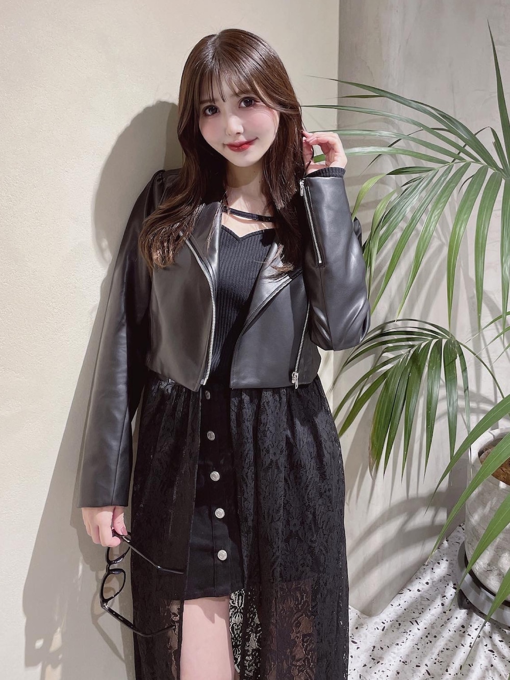 ブラック系のライダースジャケット、ブラック系のTシャツ/カットソー、ブラック系のスカートを着用したレディースの冬コーディネートの2枚目の写真