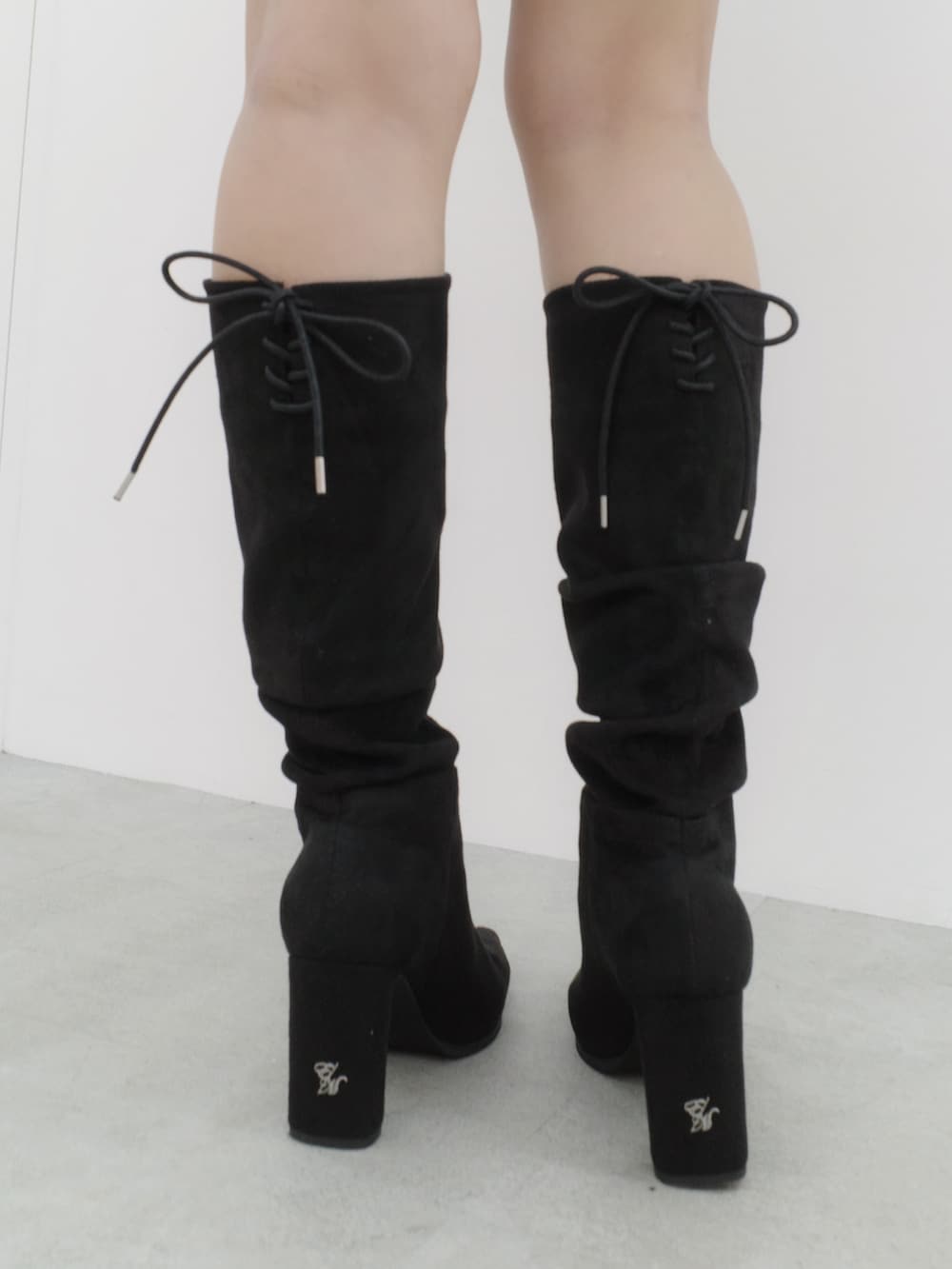 その他のブーツ、ブラック系のワンピースを着用したレディースの夏コーディネートの7枚目の写真