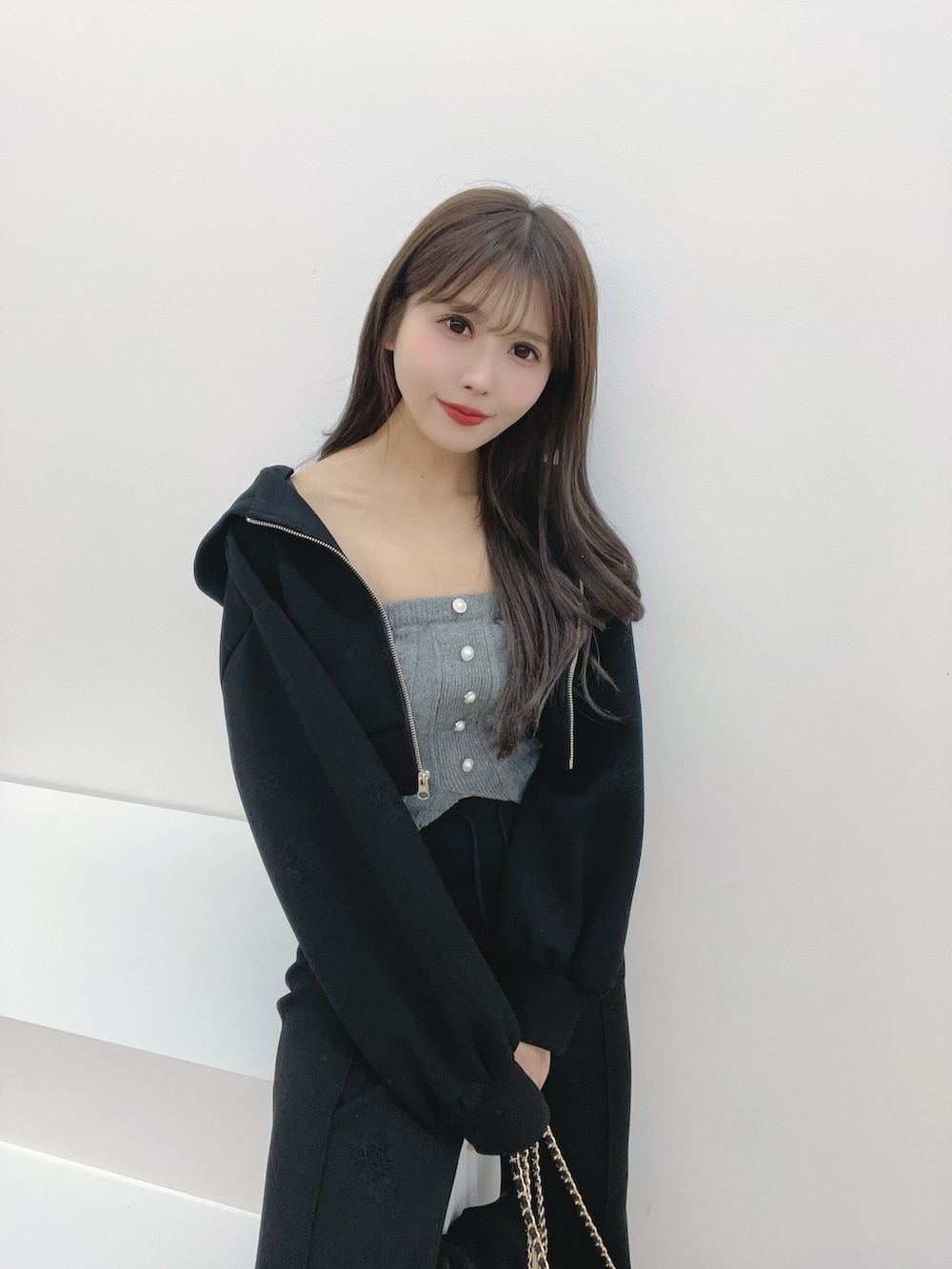 ブラック系のパーカー、ブラック系のバックパック/リュック、グレー系のニット/セーターを着用したレディースの冬コーディネートの8枚目の写真