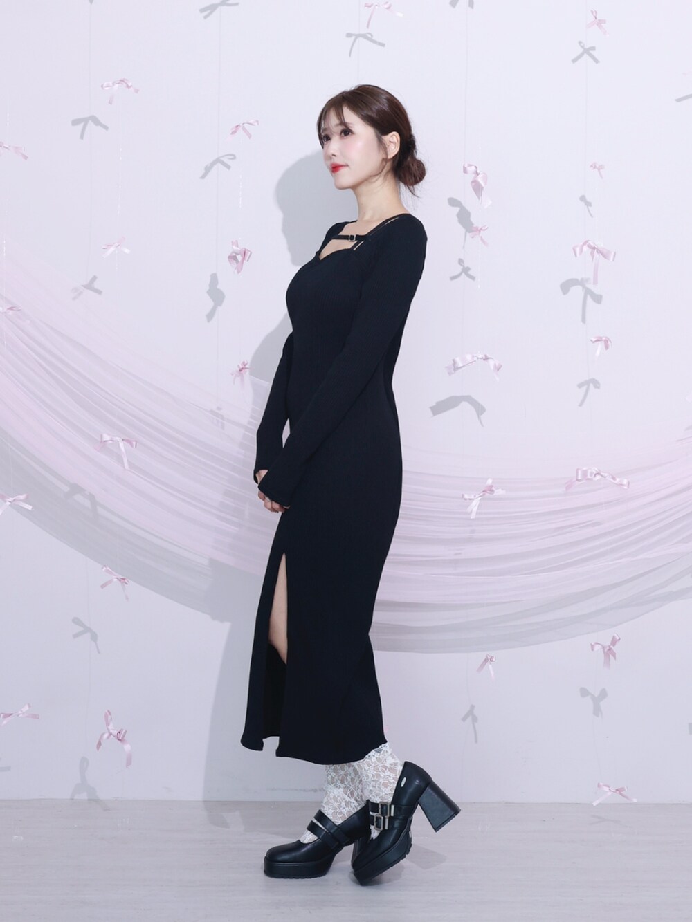 ブラック系のワンピース、ブラック系のパンプスを着用したレディースの冬コーディネートの2枚目の写真