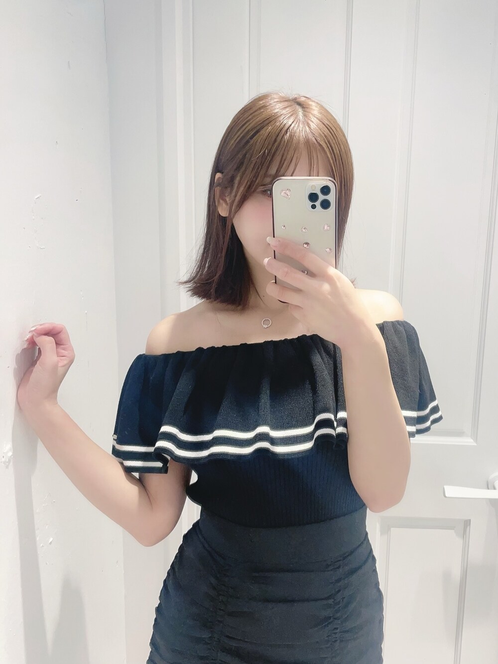 ブラック系のスカート、ブラック系のニット/セーターを着用したレディースの夏コーディネートの6枚目の写真