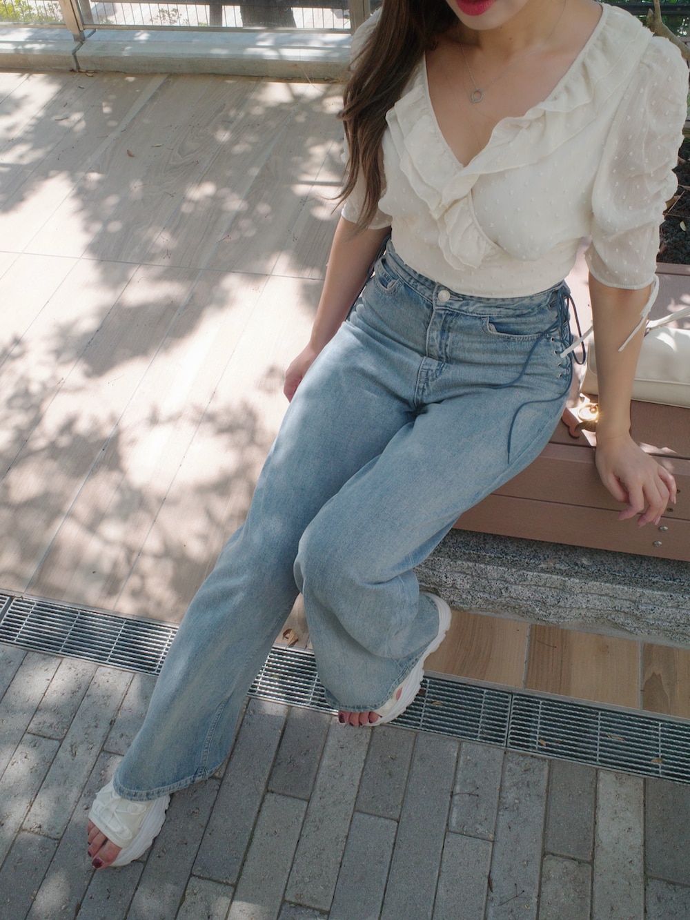 ホワイト系のシャツ/ブラウス、ブルー系のデニムパンツを着用したレディースの夏コーディネートの9枚目の写真
