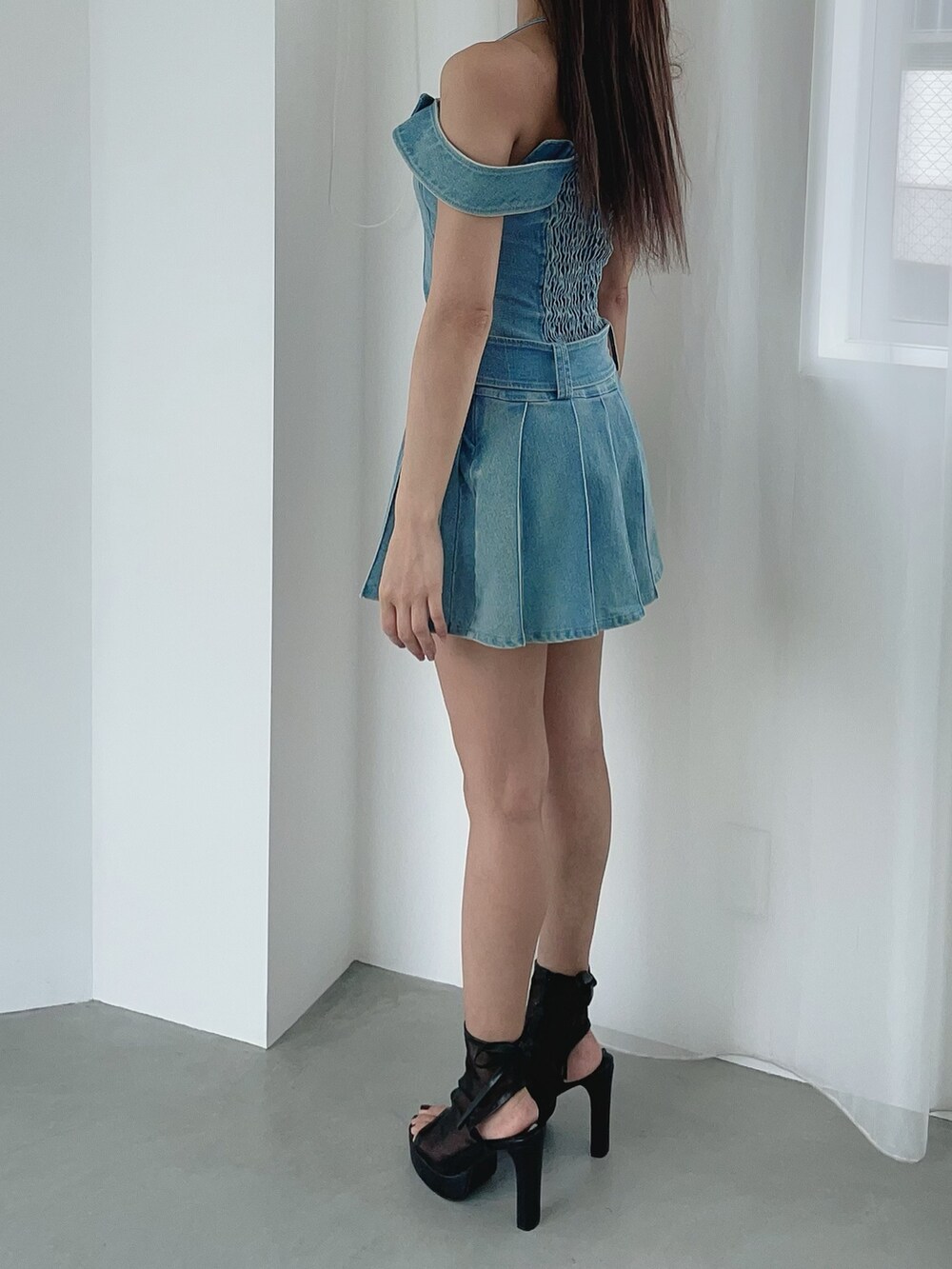 ブルー系のワンピース、ブラック系のサンダルを着用したレディースの春コーディネートの3枚目の写真