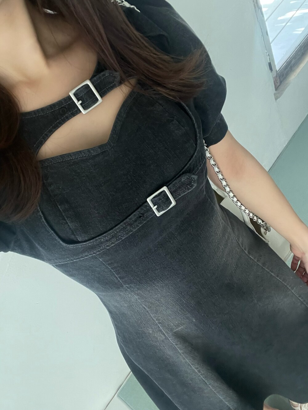 ホワイト系のハンドバッグ、ブラック系のワンピース、ホワイト系のサンダルを着用したレディースの春コーディネートの8枚目の写真