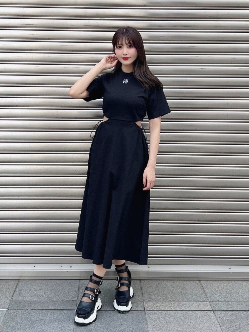 ブラック系のワンピース、その他のサンダルを着用したレディースの夏コーディネートの2枚目の写真