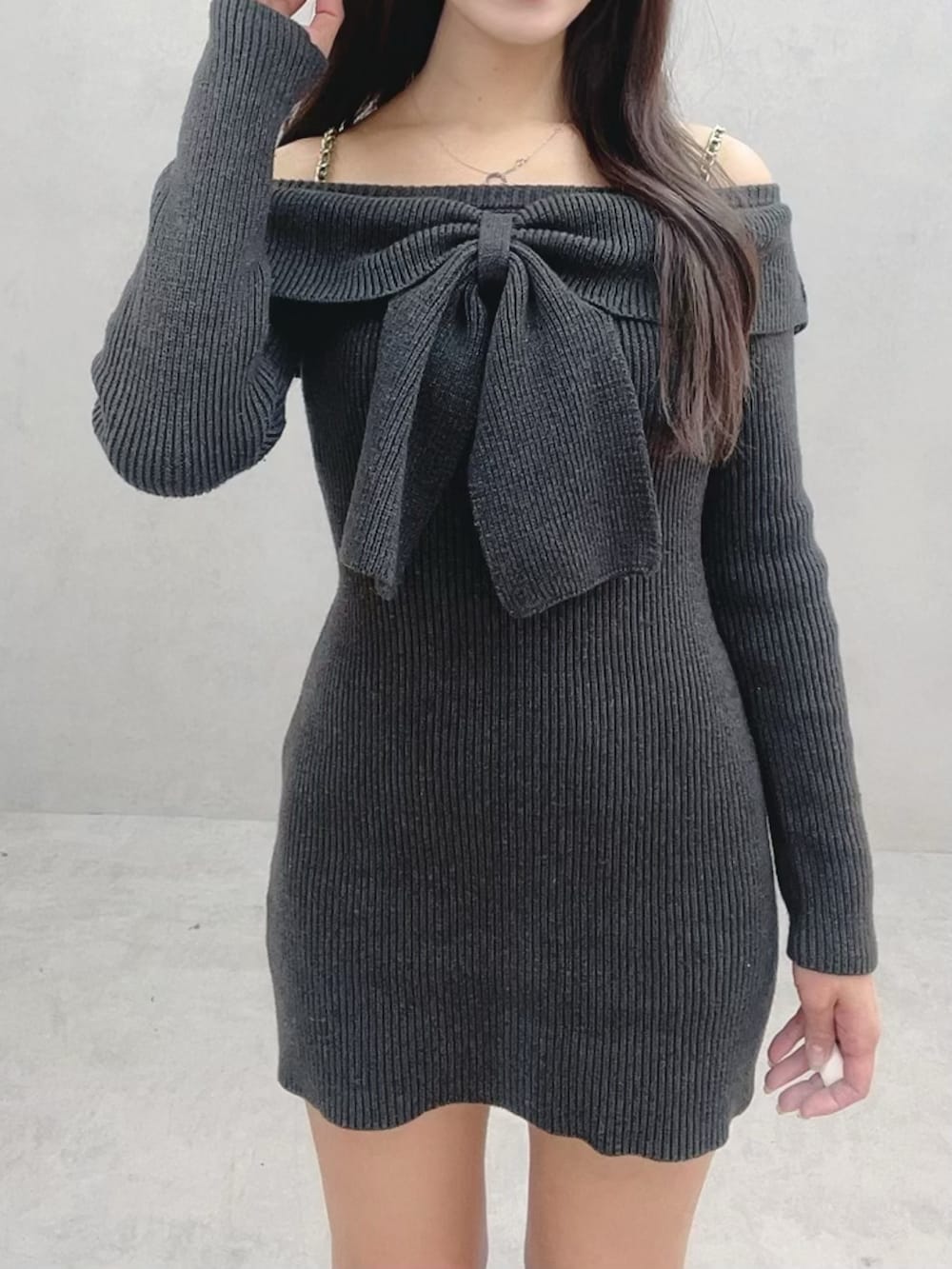 グレー系のワンピース、ブラック系のブーツを着用したレディースの冬コーディネートの6枚目の写真