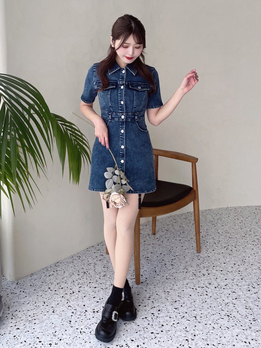 ブルー系のワンピースを着用したレディースの冬コーディネートの3枚目の写真