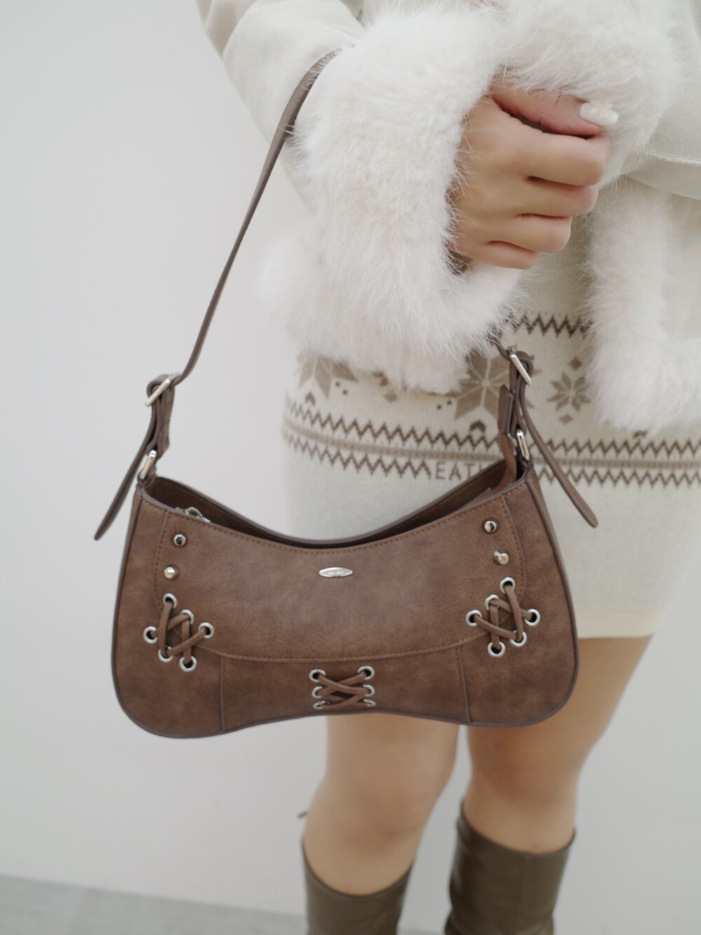 ホワイト系のブルゾン、ホワイト系のスカート、ブラウン系のショルダーバッグを着用したレディースの秋コーディネートの8枚目の写真